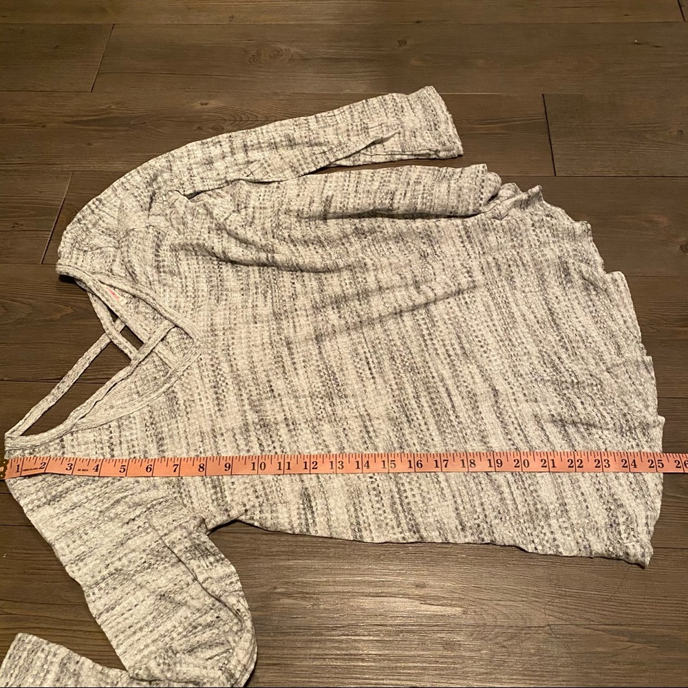 Gray and white long sleeve flowy tee - Picture 5 of 7